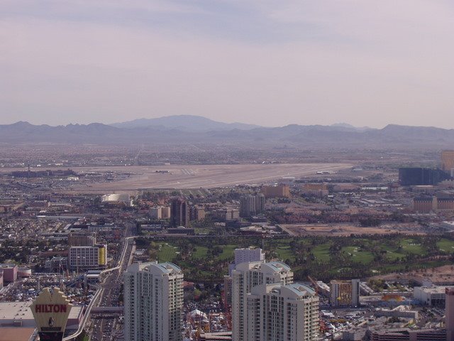 298 Las Vegas, Blick vom Stratosphere Tower auf den Flughafen by Daniel Meyer