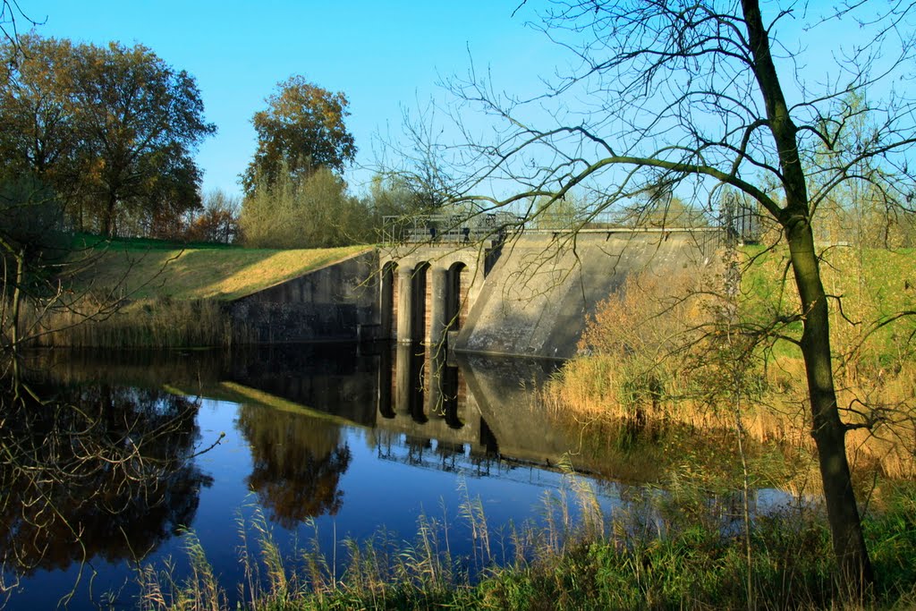 Inlaatsluis van Fort Everdingen, onderdeel van de Nieuwe Hollandse Watelinie. by watersnip