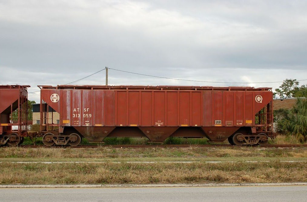 Burlington Northern Santa Fe Railway, Ex Atchison, Topeka and Santa Fe Railway, Covered Hopper No. 313059 at Mulberry, FL by Scotch Canadian