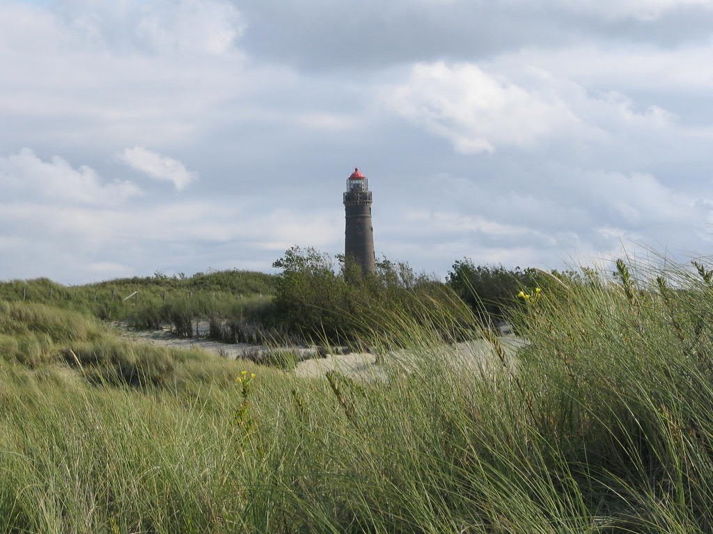 Borkum - Blick vom Strand auf Leuchtturm by black-castle