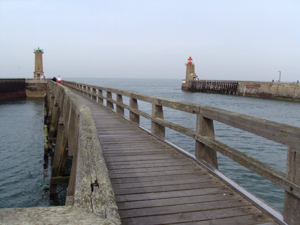 Fecamp,l'entrée du port by voigtlander,jp.pourcines