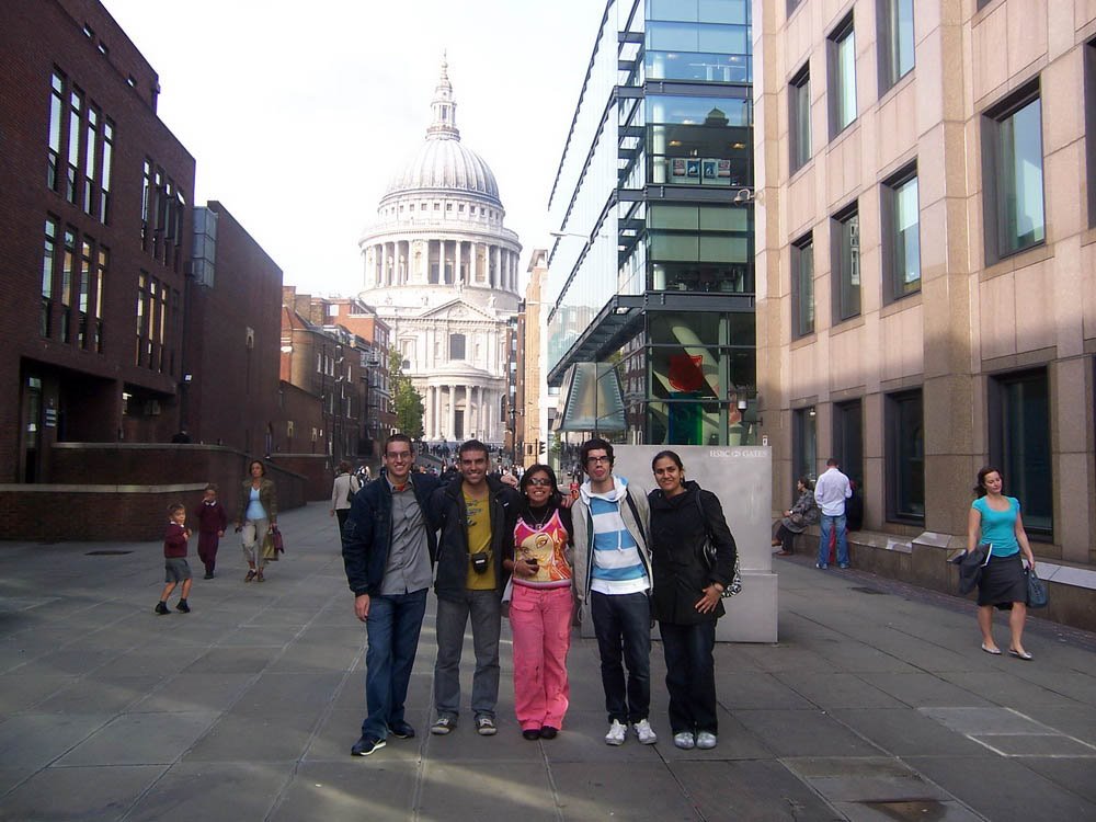 St Paul's Cathedral - Con los amigos by Isaac Lozano Rey