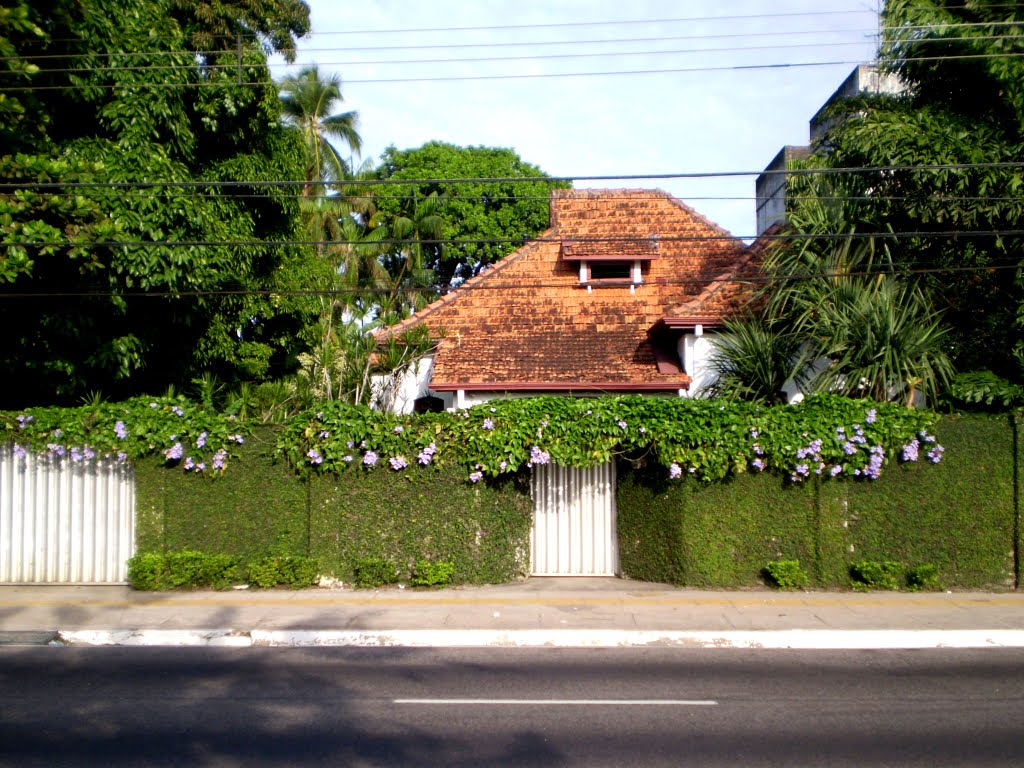 Residência onde morou o ex-governado do Pará, Dr. Hélio da Mota Gueiros by Odilson Sá