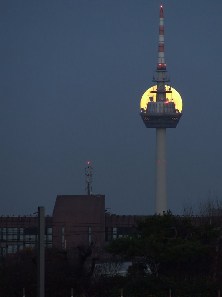 Mond küsst Turmkanzel 11/2007 by Michael Melchert