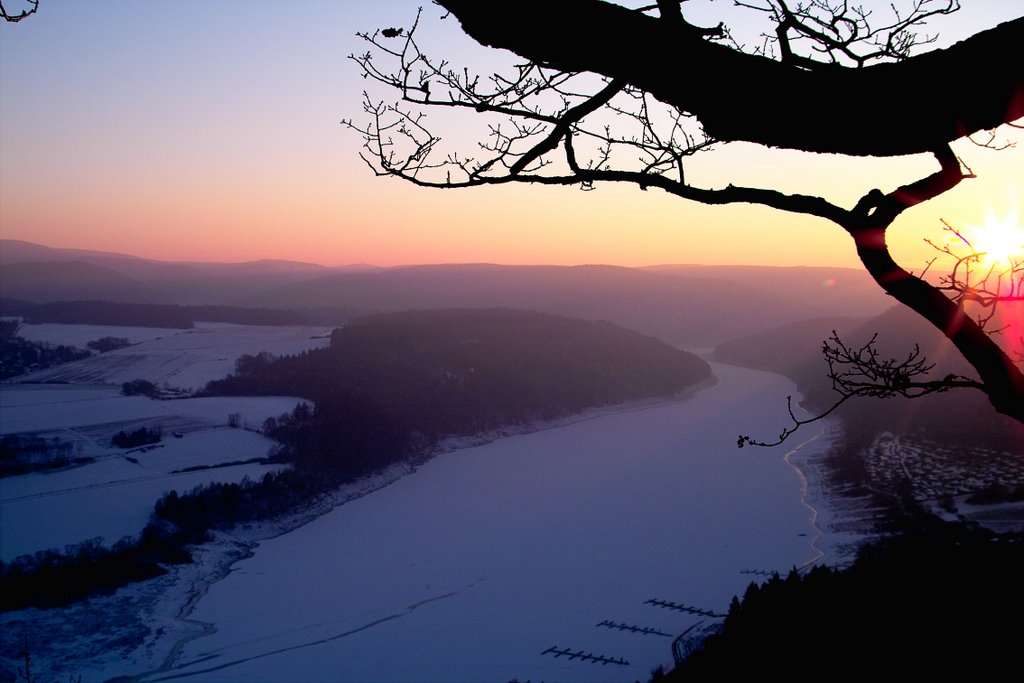 An der schönen Aussicht über dem zugefrorenen Edersee by Edersee-Kiwi