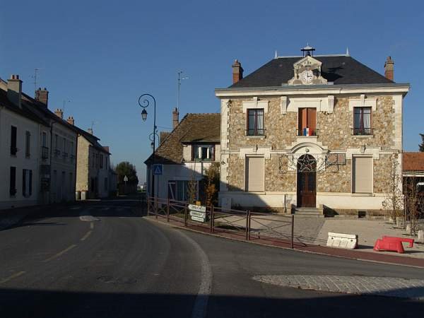 Pecqueuse, la grande rue et l'ancienne mairie by Gil Malmasson