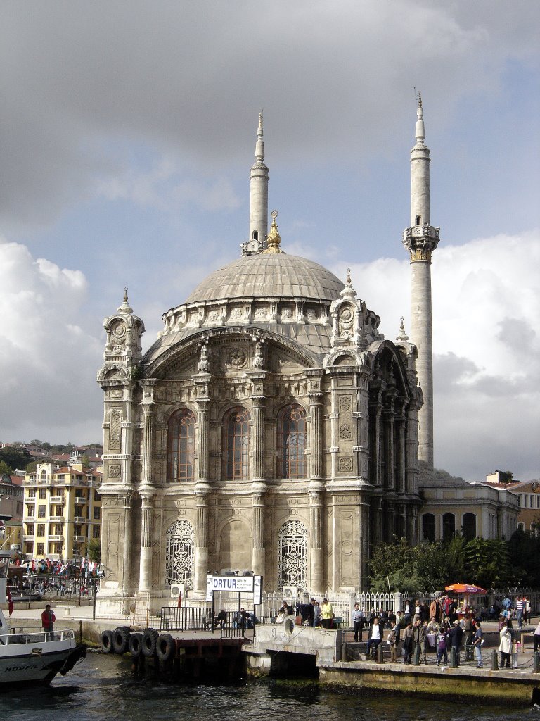 Ortakoy Mosque by Pedro Gonçalves