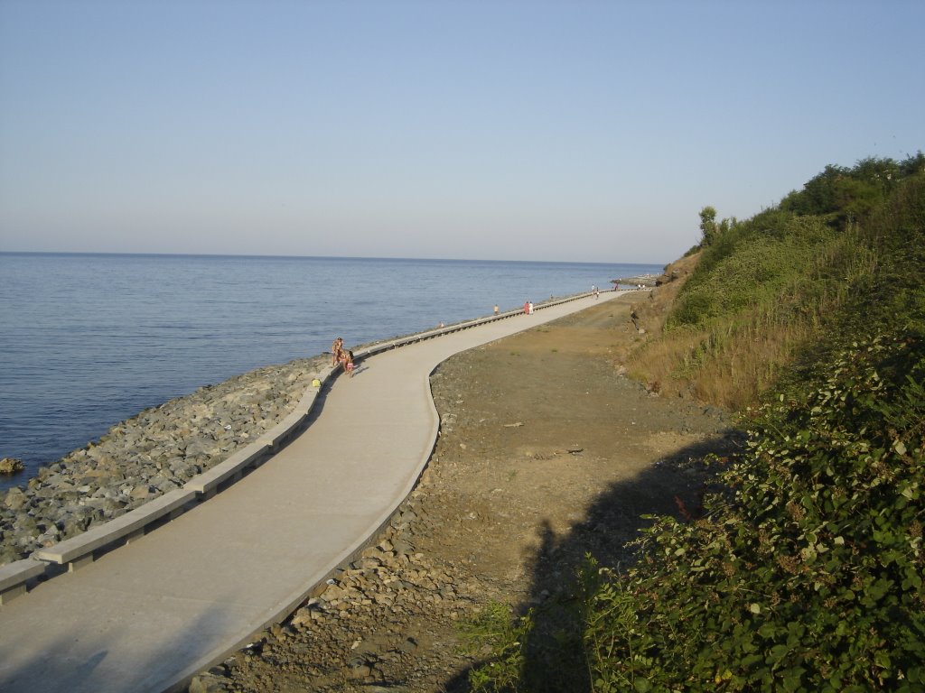 Promenada zo severnej plaze by Zdeněk Hubatka