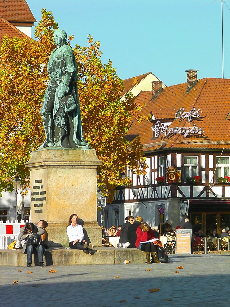 Markgraf Fritz genießt die Novembersonne by Gaißenpeter