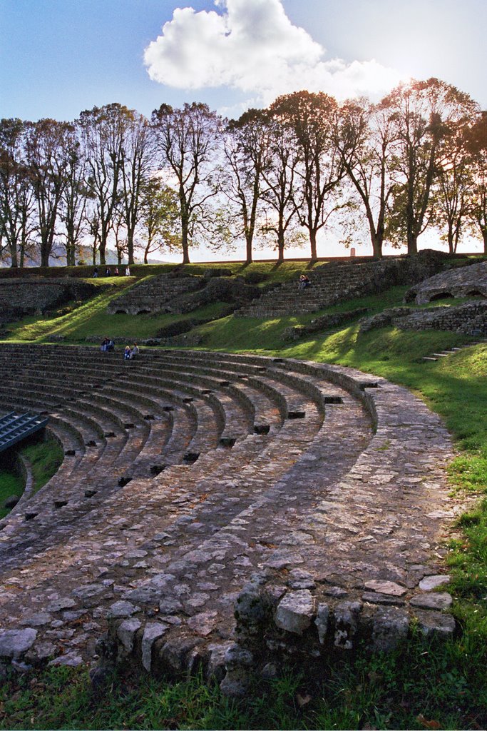 Vestiges de la cavea à trois étages de gradins du Théâtre romain by Christophe Trinquier