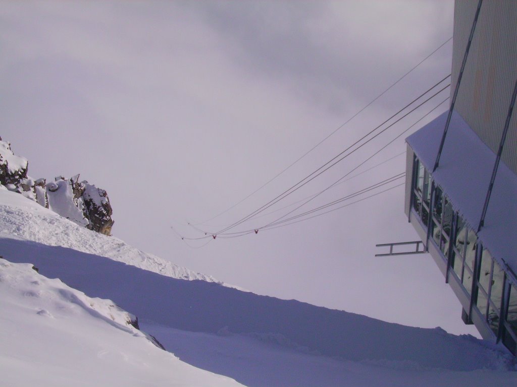 Weisshorn im Winter, die Stahlseile der Weisshornseilbahn verschwinden in den tieferliegenden Wolken by saschafuchs