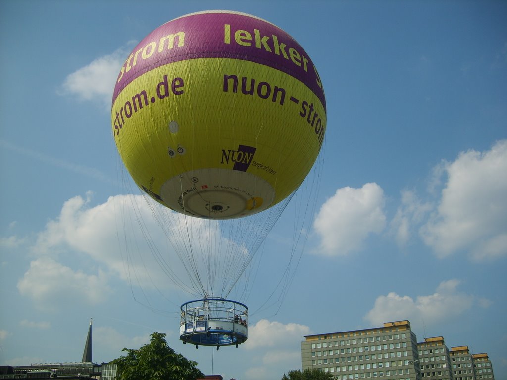 Fesselballon an den Deichtorhallen by sobo1234