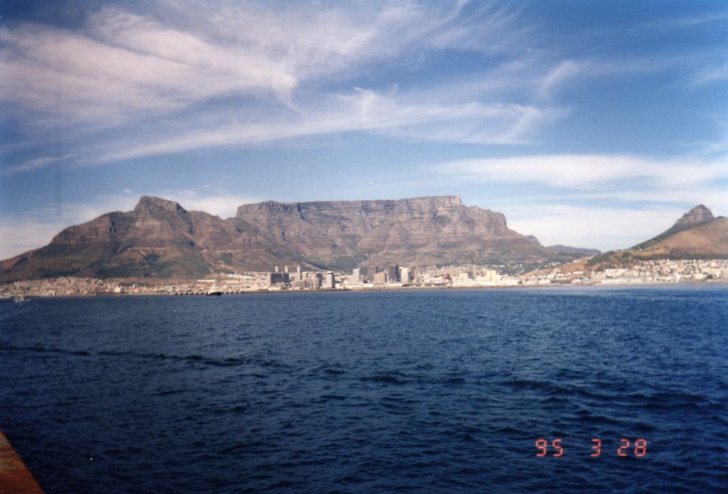 Table Mountain in day light by dangeeman