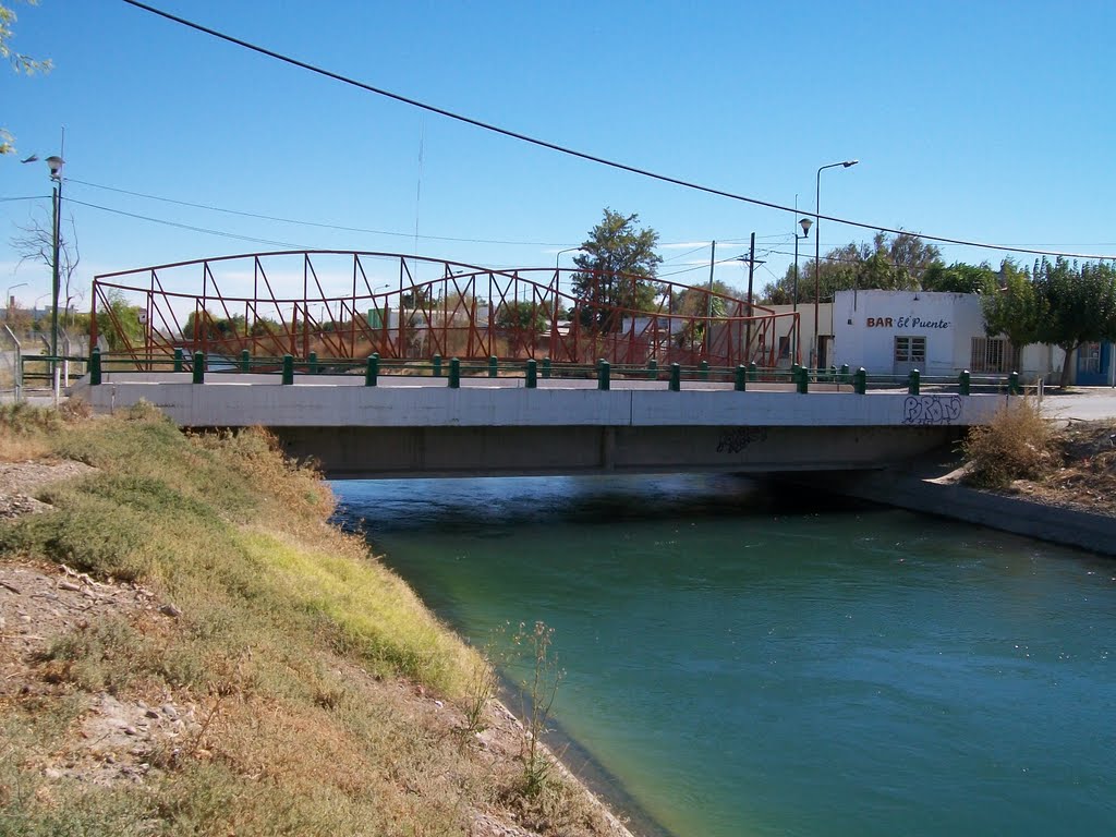 Puente calle Perito Moreno sobre canal principal by lema.jp