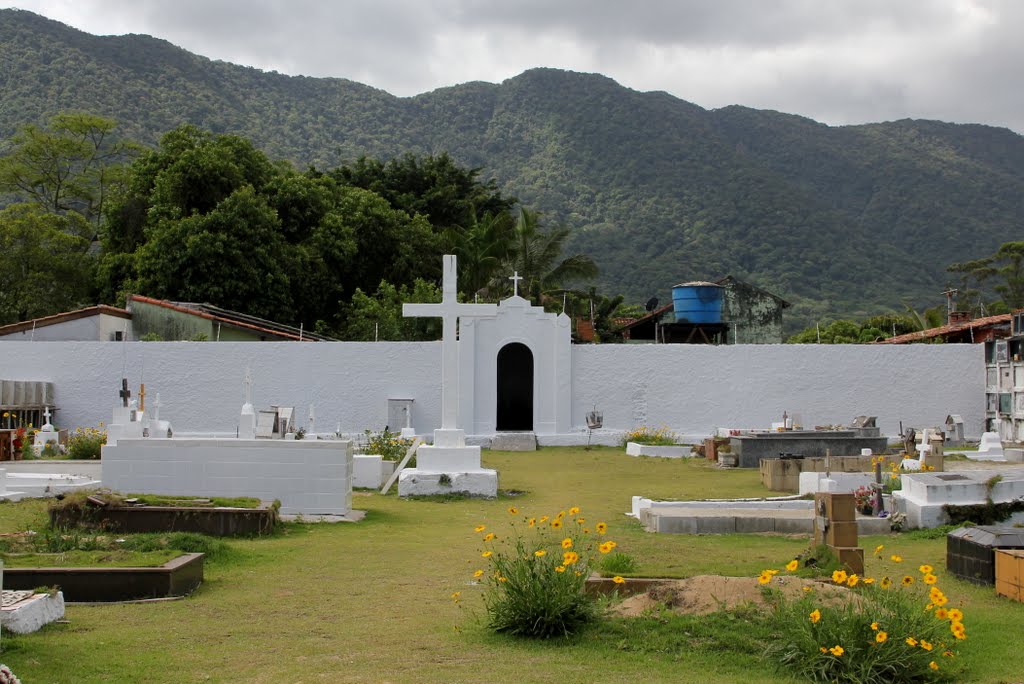 Cemitério de Maresias by PatyPeceguiniViana