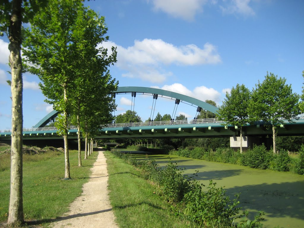 Viaduc de Pannes, where road A77 crosses the Canal d'Orléans by Maarten Sepp