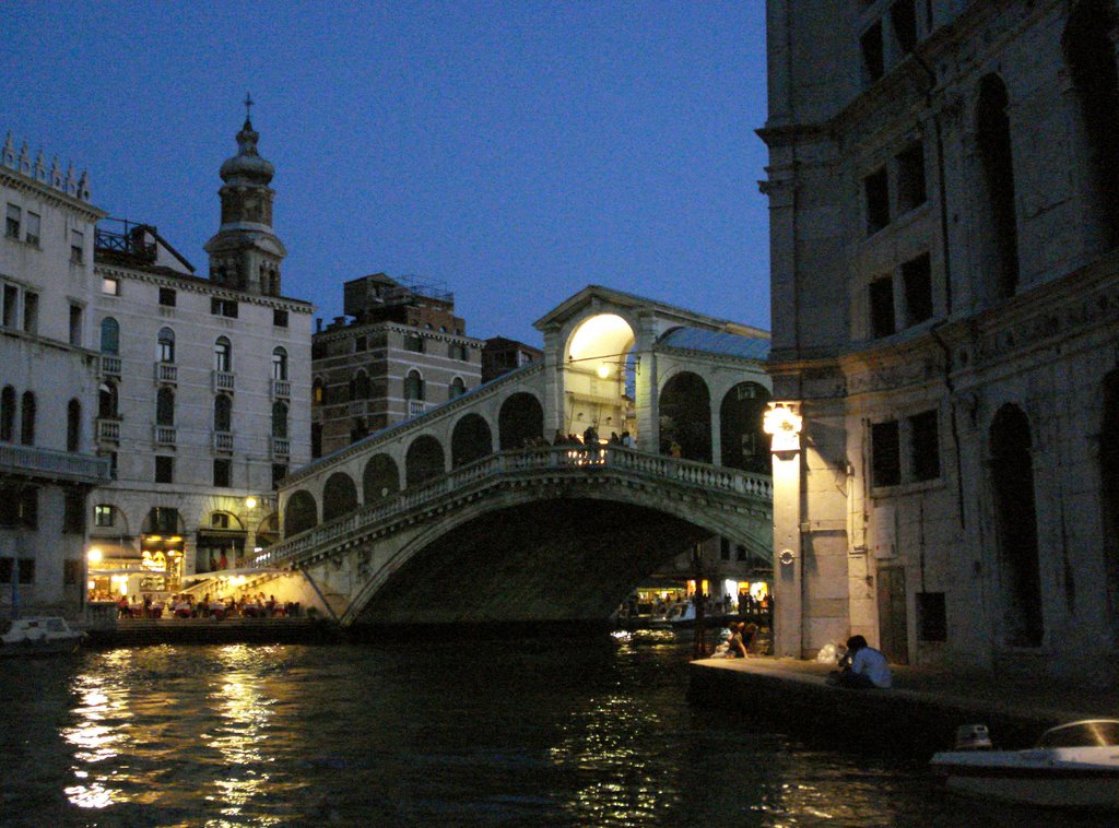 Italia, Venecia, Rialto de noche by cesarcriado