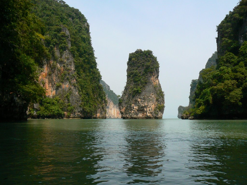 Phang Nga limestones by epicure