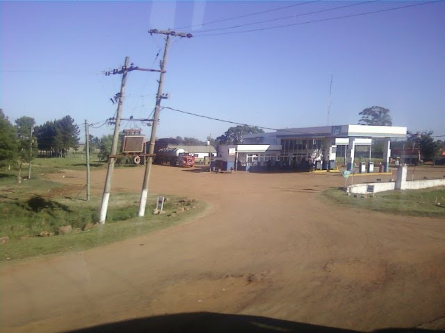 Estación de gasolina - La Crvz Corrientes by Julio Ricardo