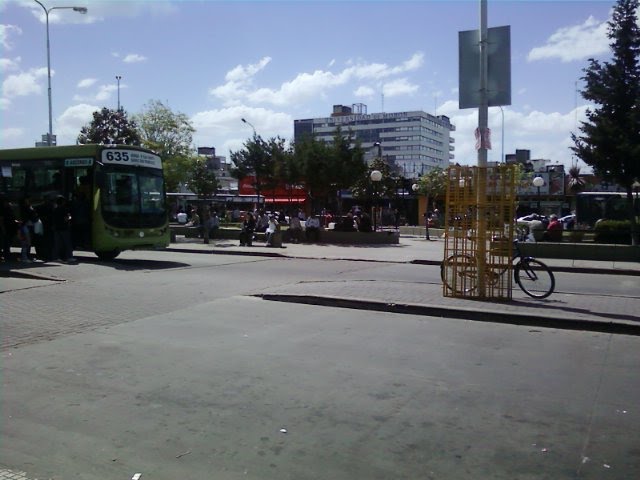 Frente a estación Morón by Julio Ricardo