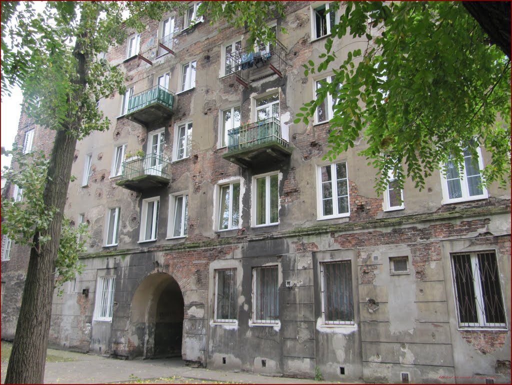 Warszawa,Praga Północ - ślady po walkach z 1944 roku widoczne na kamienicy. by Michał Alexander Czmur