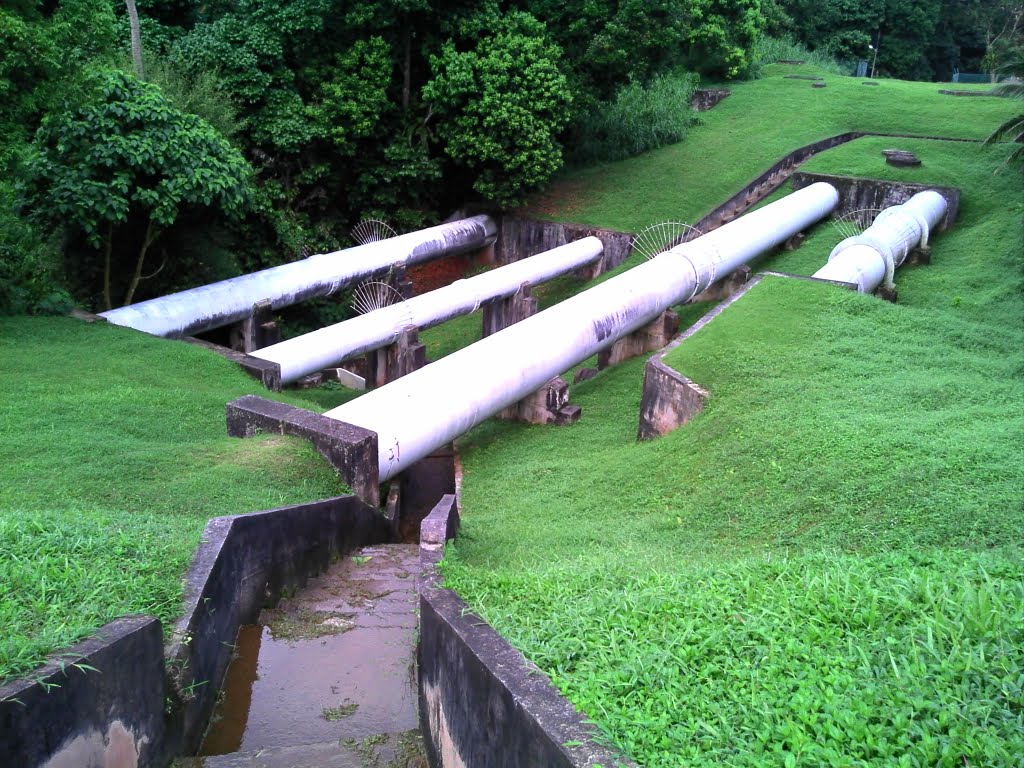 Pipeline next to Murnane reservoir by kwokyp