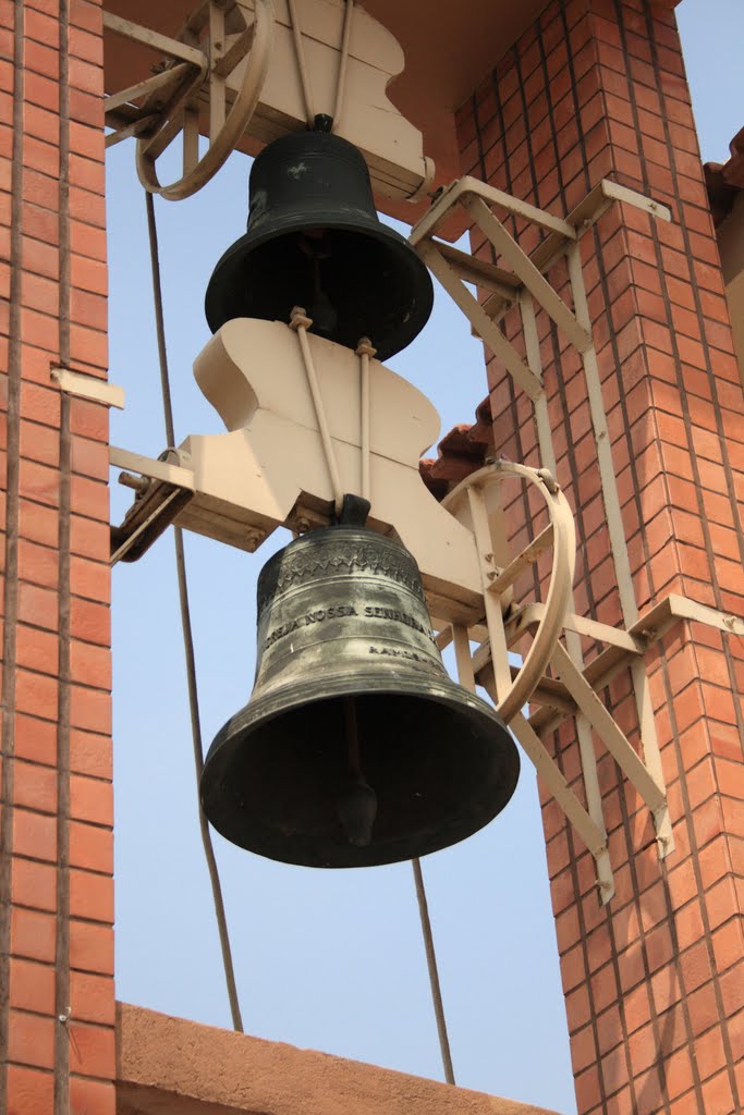 Sinos da Igreja Nossa Senhora da Conceição em Ramos by Halley Oliveira