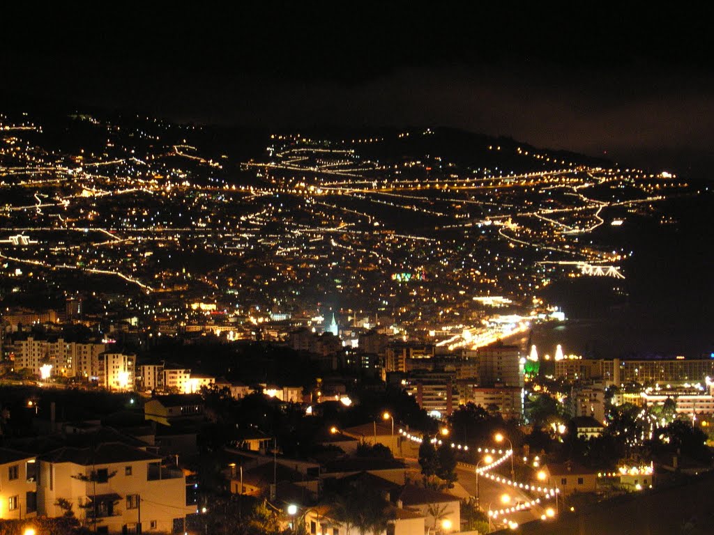 Funchal (à noite) [23-12-2003] by Vasco Soares Ribeiro