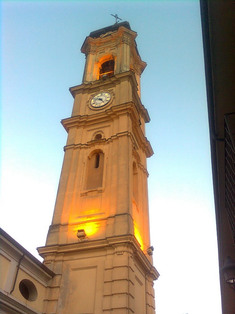 La torre civica di Cigliano con le luci già accese by Lorenzo Pavetto