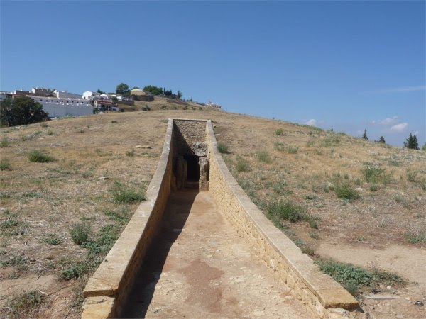 Antequera, entrada dolmen de Viera by goribau