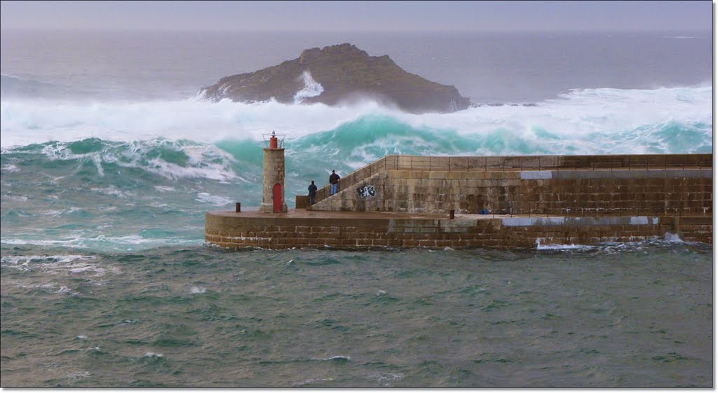 Atrevidos, contemplando desde el faro, esa tremenda furia del mar cantábrico,,, by ðº°~¨ LUISA DIAZ ¨~°ºð