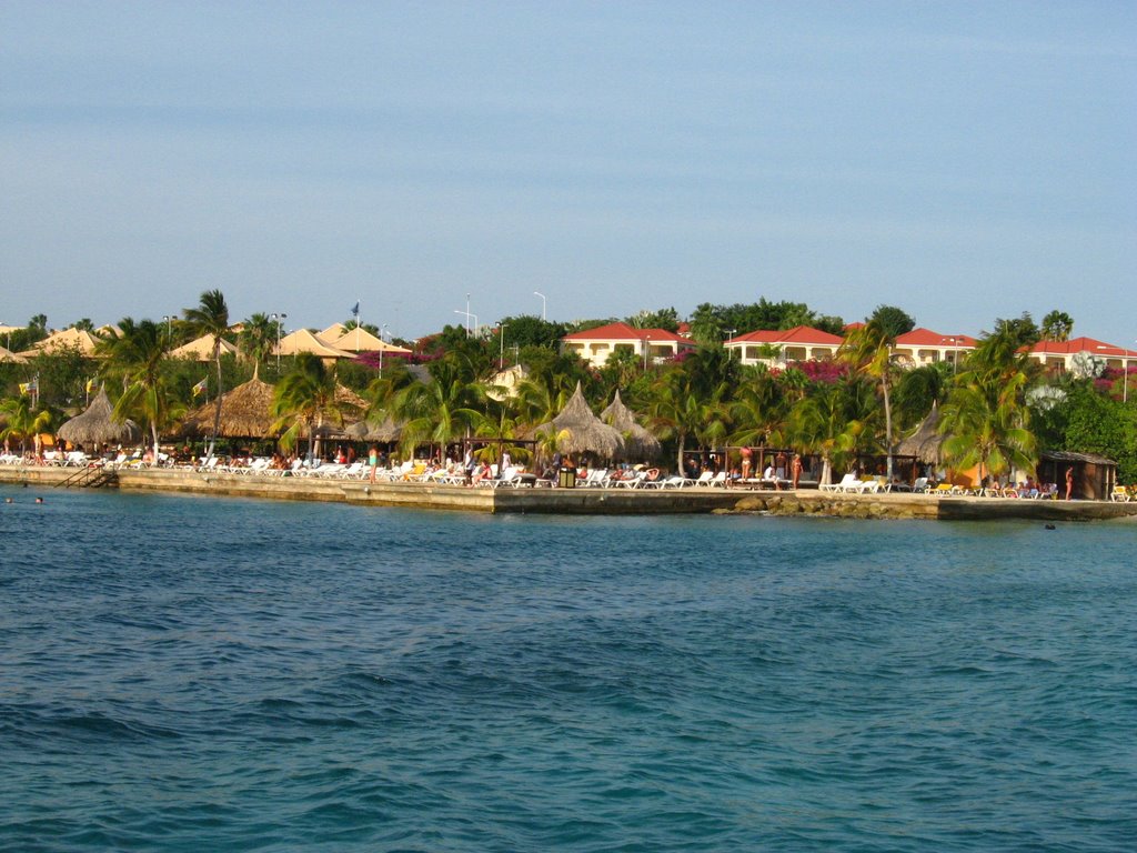 Jan Thiel beach met Livingstone resort rechts en Papagayo links. by Feika