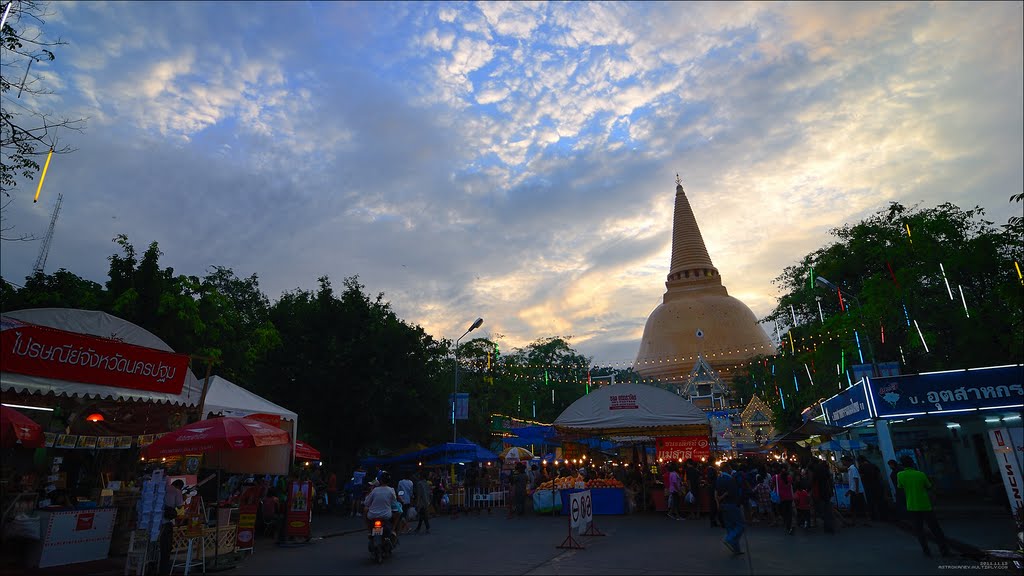 2011.11.13 - Phra Pathom Chedi by AstroKAney