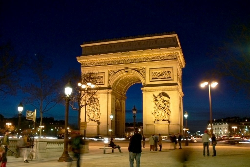 Arc de Triumph at night by Pálmai Gergely