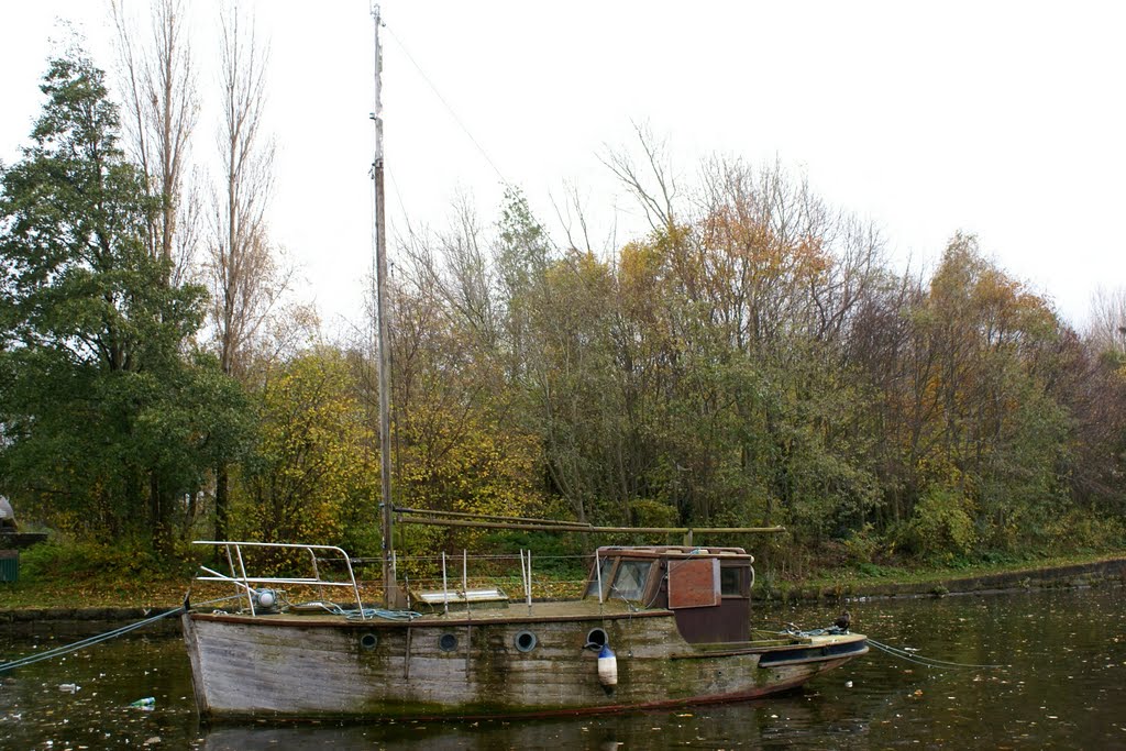 Wooden boat at Widnes by Bigdutchman