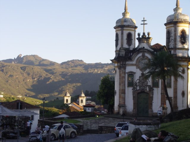 Chico de baixo(Igreja de São Francisco de Assis), ao fundo pico do Itacolumy. by Bruno Passos