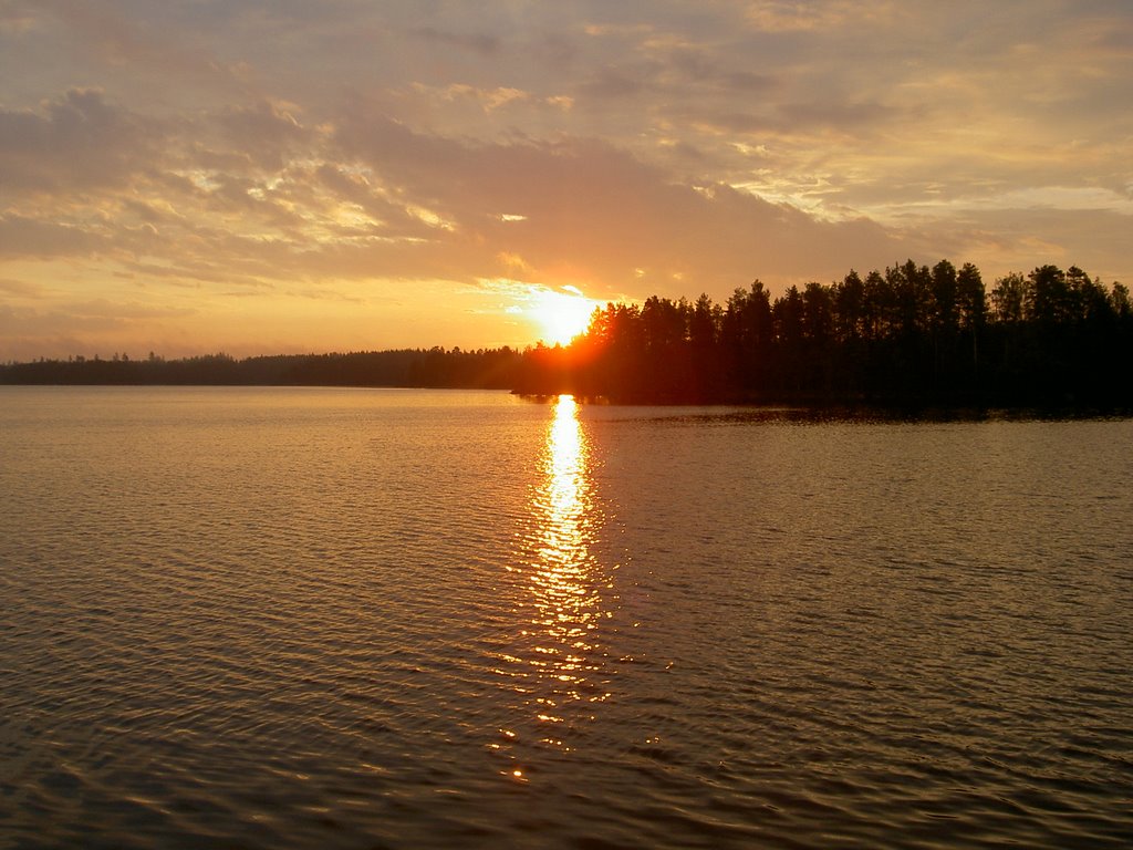 Korpijärvi auringonnousu by Jorma Hokkanen