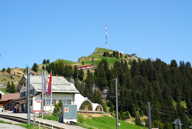 Top of Rigi Kulm (taken from Rigi Staffel) by wdaeppen