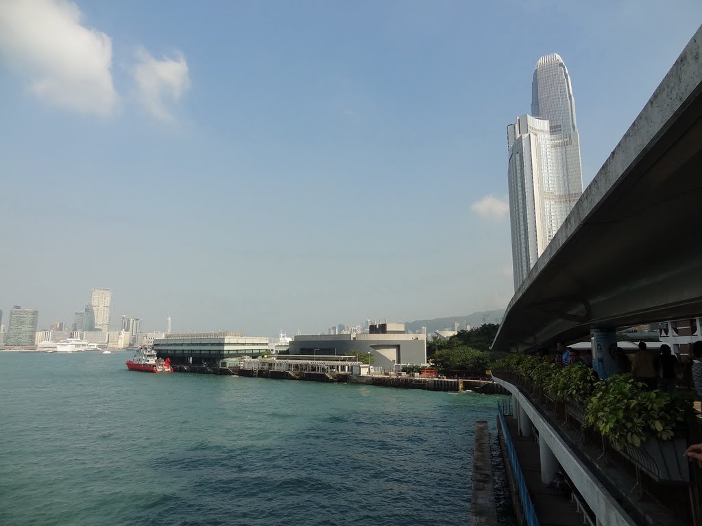 中環政府碼頭 Central Government Pier,Hongkong by Percy Tai  漆園童