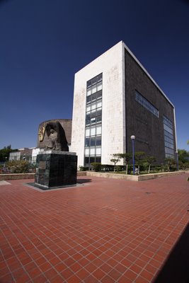 Centro Médico edificio central by Manuel Zavala y Alon…