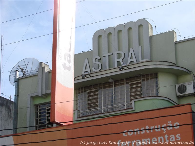 Astral - antigo cinema (?) de arquitetura Art Déco desfigurado por loja de eletrodomésticos, em Cachoeira do Sul (RS) by Jorge Luís Stocker Jr [thesapox]