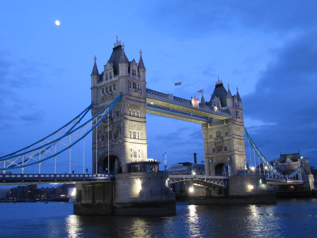 The moon over Tower Bridge by RedsN