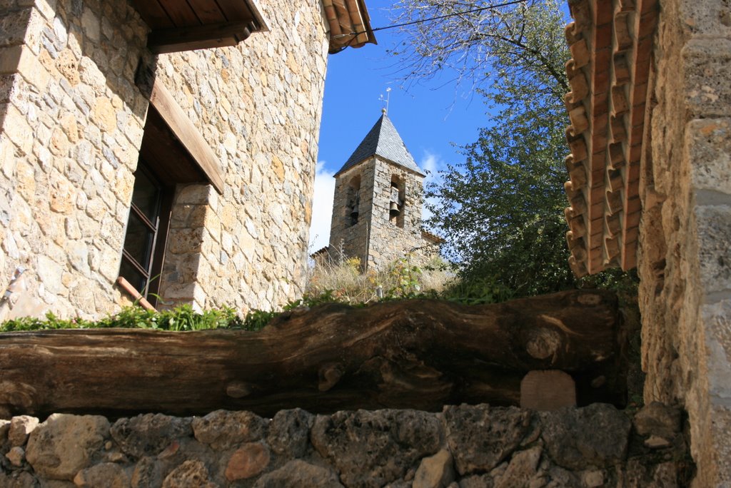 Vista de l'esglèsia de Josa des de la font de la Plaça Major. by xvallde