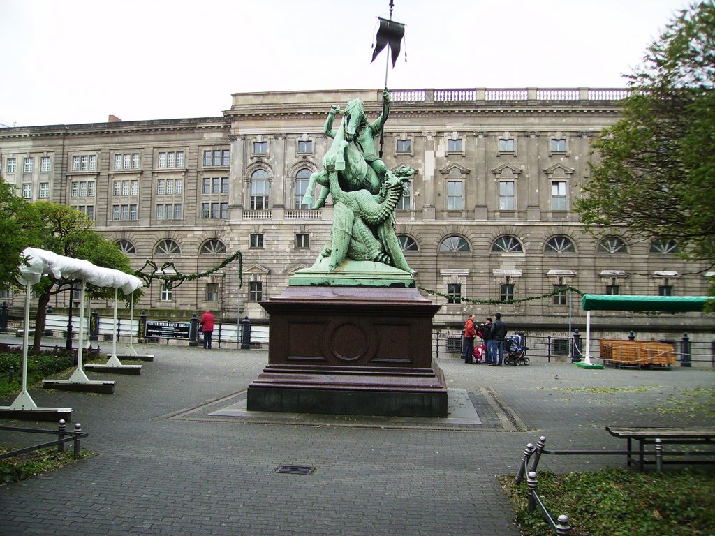 La statua di S.Giorgio e il drago a Nikolaiviertel, Berlino, novembre 2007 by daniferrari