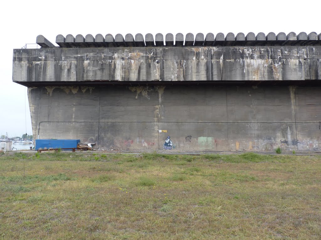 Bordeaux - Graff sur la Base sous-marine de Bordeaux (2011) by greg-007