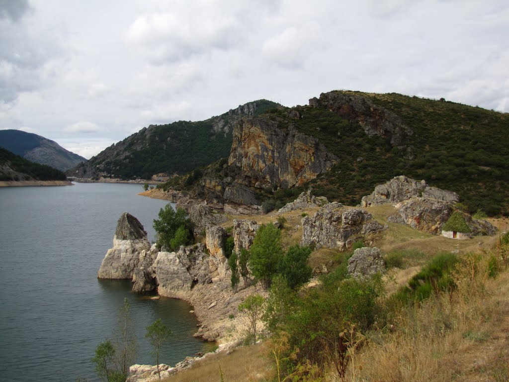 Embalse de Camporredondo de Alba by silviu74