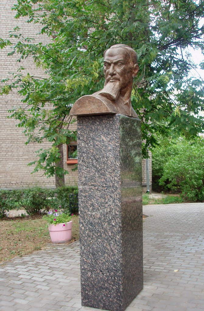 Monument to Soviet nuclear physicist Igor Kurchatov by IPAAT