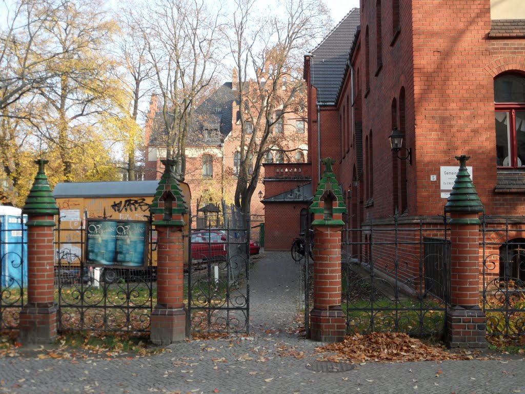 Rote Türmchen mit grünen Hauben - Zaundetails in der Nansenstraße by IngolfBLN