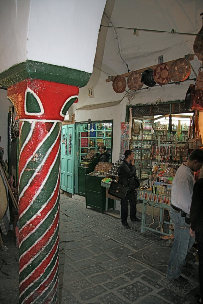 Souk in der Medina von Tunis by kamjt