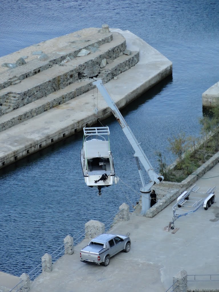 Kleines Schnellboot wird ins Hafenbecken gehievt by Thomas Esch